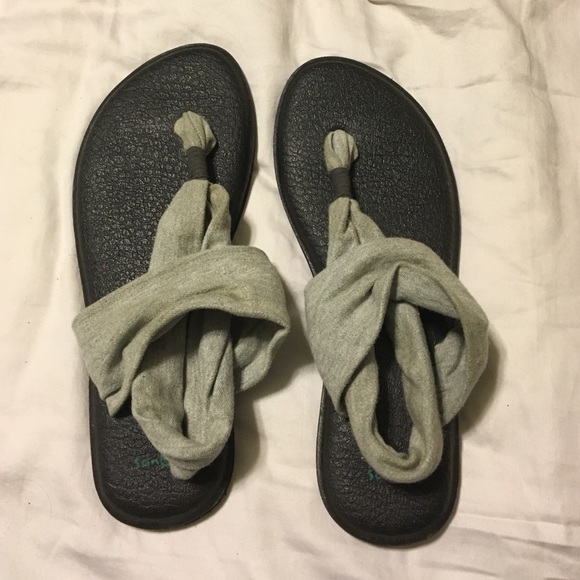 Sanuk sandals in great condition