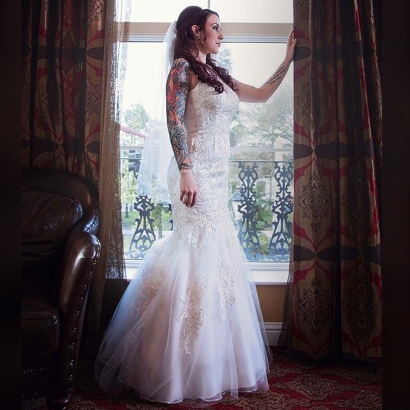 Wedding gown - Picture 1 of 5