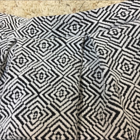 Francesca's geometric mini skirt - Picture 2 of 4