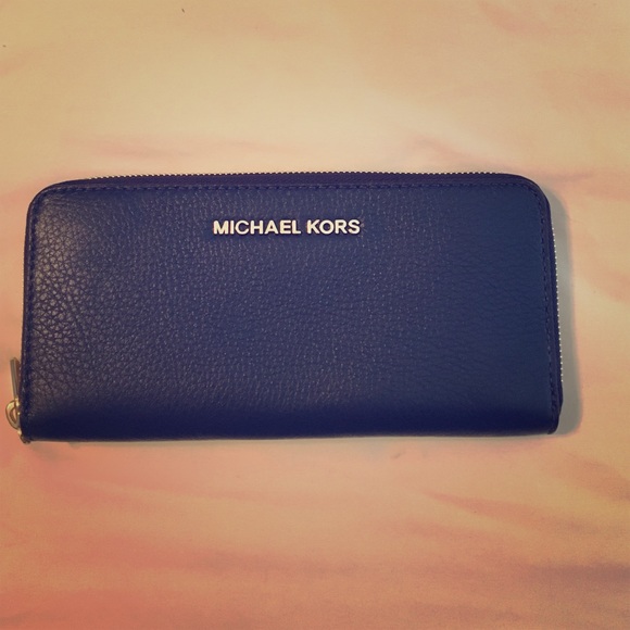Micheal Kors wallet never used