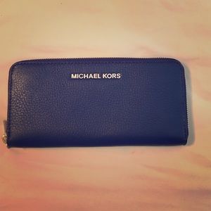Micheal Kors wallet never used