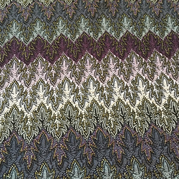 Cute V-neck Top- Size small - Picture 2 of 4