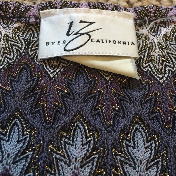 Cute V-neck Top- Size small - Picture 3 of 4