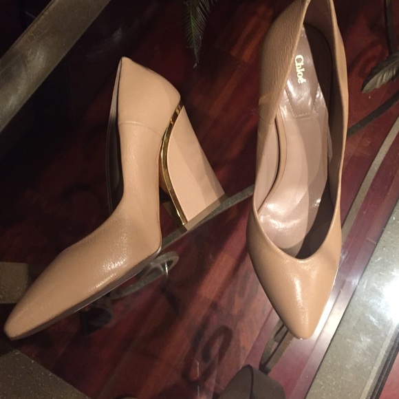 Chloe Beckie pumps
