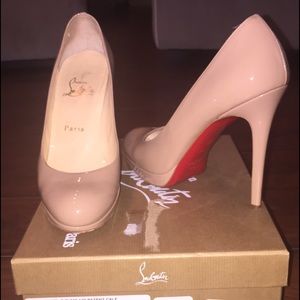 Simple 120 Patent Pump. Comes with box & dust bag