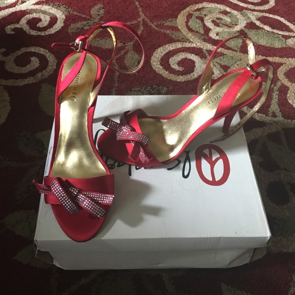 Nine West red diamond bow heels. - Picture 1 of 2