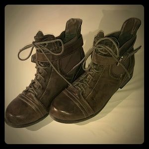 Lace up brown ankle boot. Perfect for fall!!