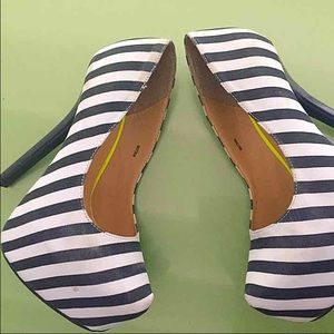 Stylish black & white stripe heel size 8💕