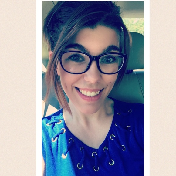 Meet your Posher, Nichole - Picture 2 of 3