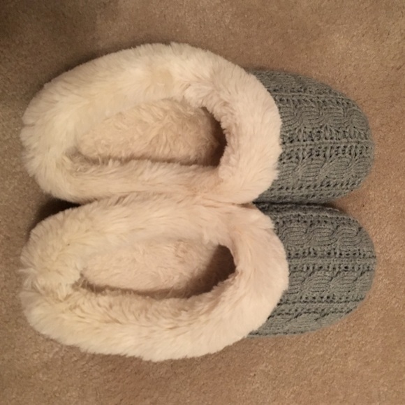 BRAND NEW DEARFOAM SLIPPERS