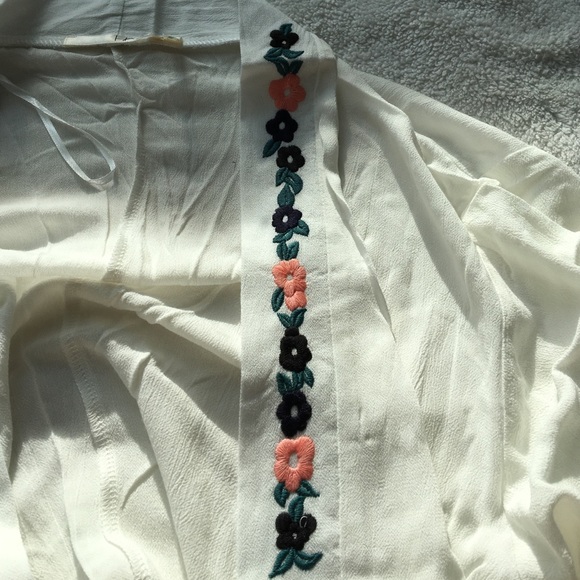 🎉HP 9/7 🎉 White embroidery kimono - Picture 2 of 4