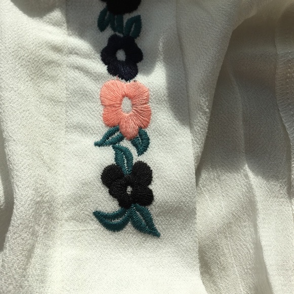 🎉HP 9/7 🎉 White embroidery kimono - Picture 3 of 4