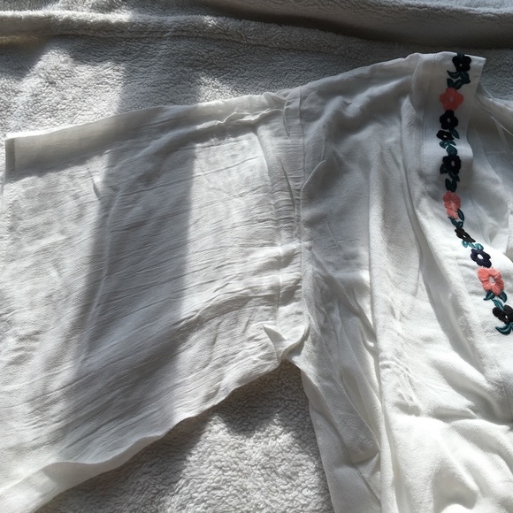 🎉HP 9/7 🎉 White embroidery kimono - Picture 4 of 4