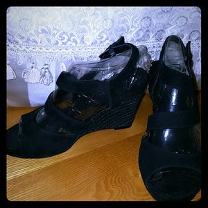 STYLISH WEDGE HEELS SZ 8