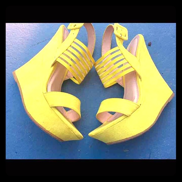 Bright yellow wedge size 6 🔆