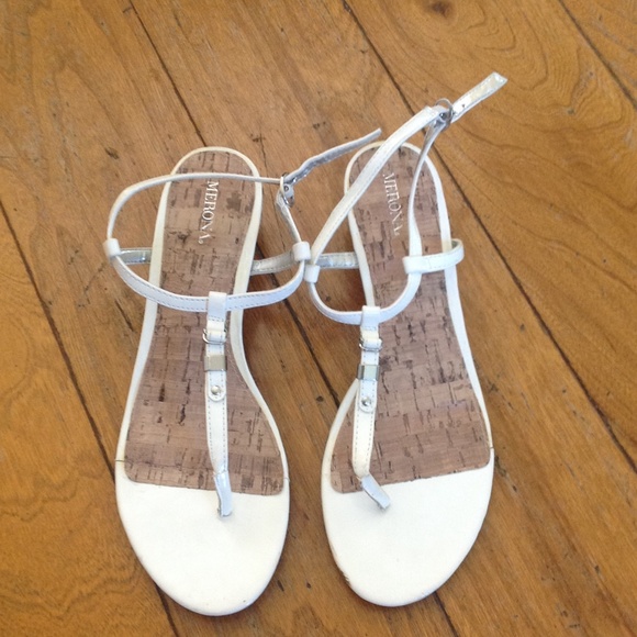 Small wedge, white and cork sandals.