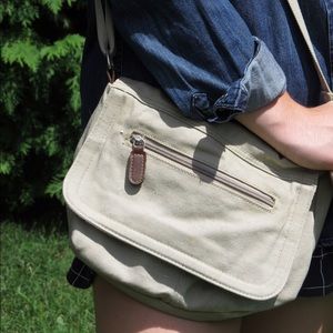 Small tan cross body purse.