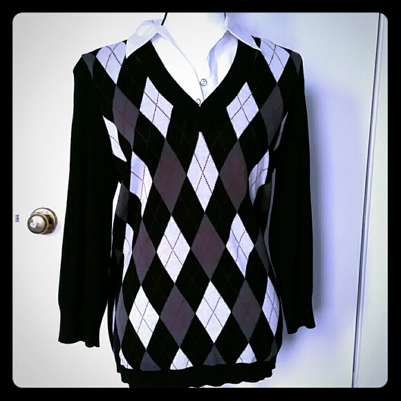 Black&white argyle sweater with button up collar