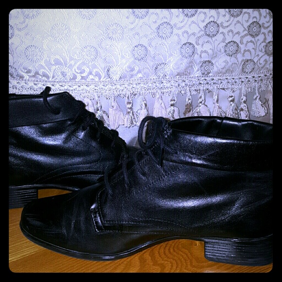 CUTE LACE UP BOOTIES SZ 7.5