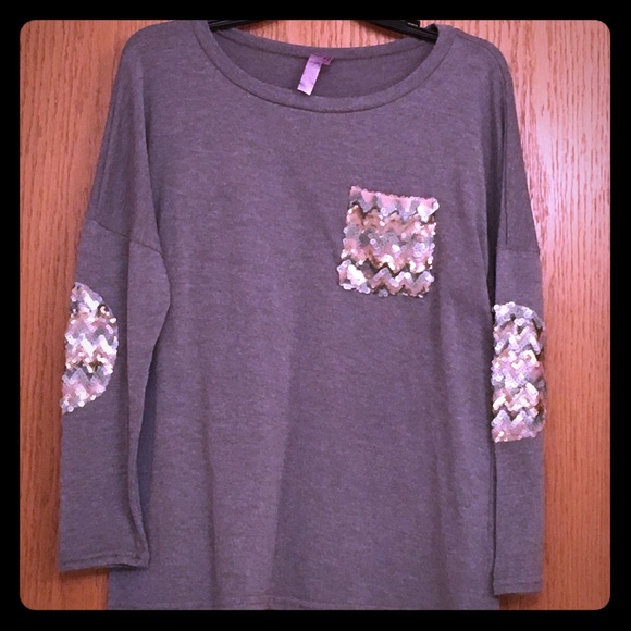 Quarter sleeve sequin top