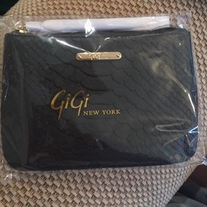 New Gigi New York Zip Pouch in black