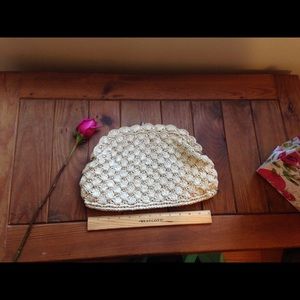 Straw shell shaped clutch