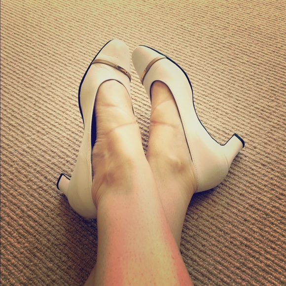 Closet Closing Vintage Magdesians Nita style pump!