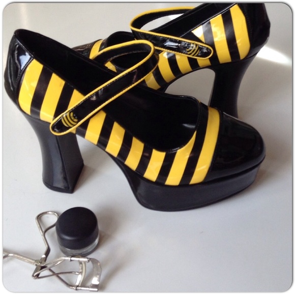 Shoes - NIB BLACK & YELLOW HEELS