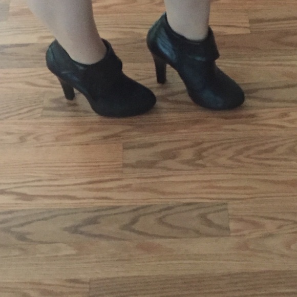 Sweet five ankle booties