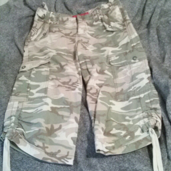 Camo capri pants GLO size 5