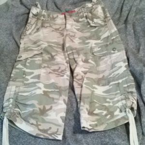 Camo capri pants GLO size 5