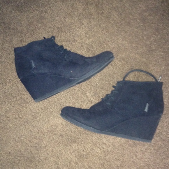 Closed toed wedges