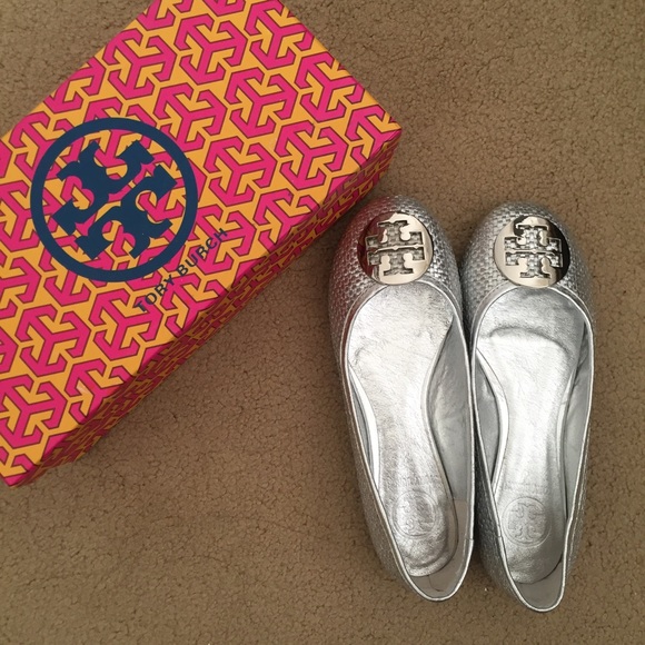 BNWT Tory Burch silver metallic straw reva flats