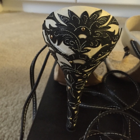 Gucci Strappy Sandals - Picture 2 of 4