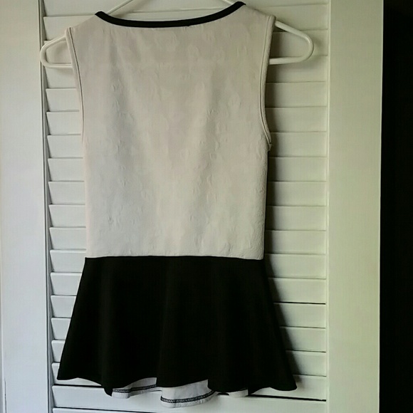 Cute black and white top - Picture 2 of 2