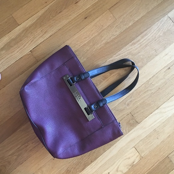 Beautifully colored hand bag. Awesome condition