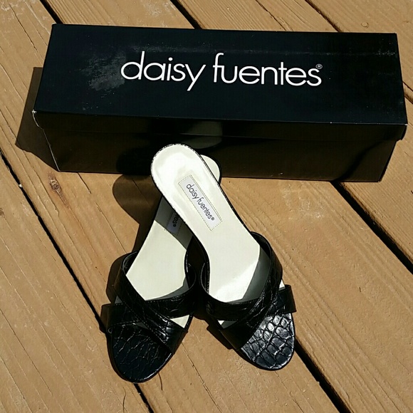 EUC Daisy Fuentes black kitten heel slides size 6
