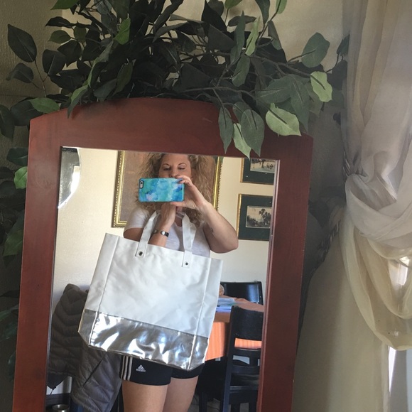 SOLD. Huge tote. Never used. great 4 overnight - Picture 2 of 4