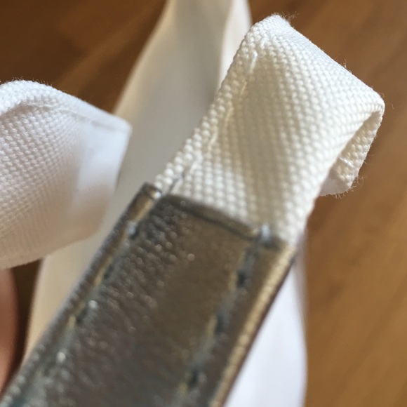 SOLD. Huge tote. Never used. great 4 overnight - Picture 4 of 4