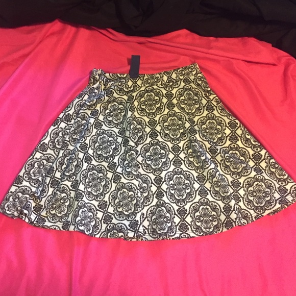 Francesca's patterned skirt ◾️◽️