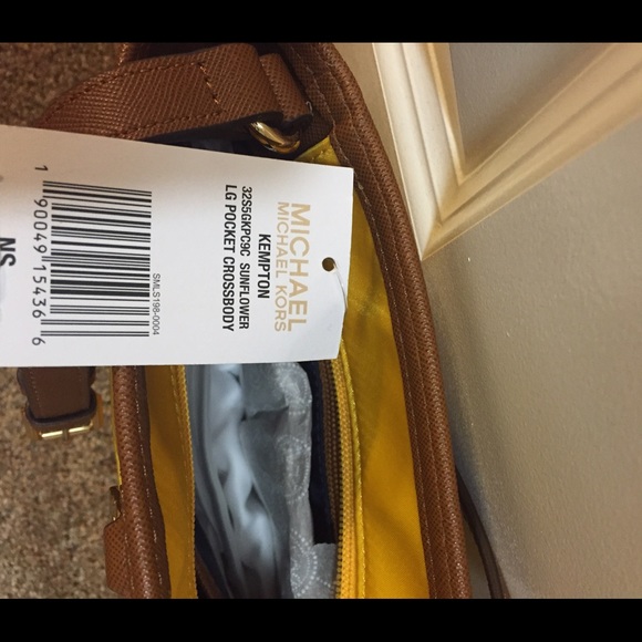 Michael Kors Kempton Large Pocket Nylon crossbody - Picture 4 of 5