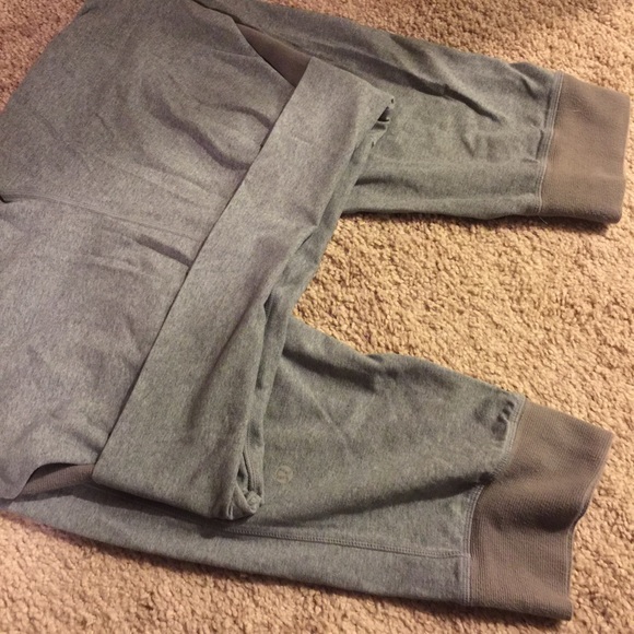 Lulu gray fold over crops. Size 8.