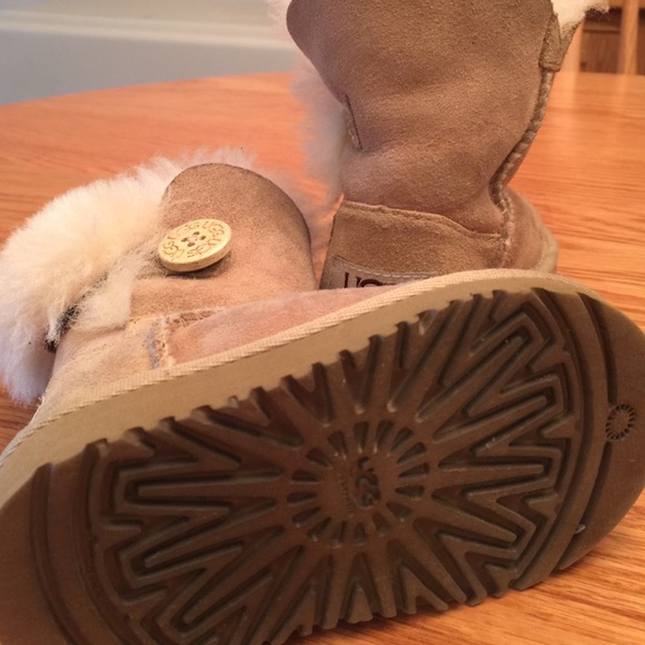 Little girls uggs Toddler size usa 6 - Picture 3 of 4
