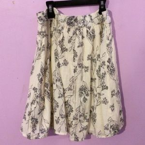 Old Navy white and black floral design skirt