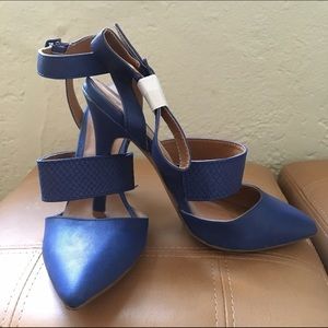 Brand new blue faux leather pointy pumps