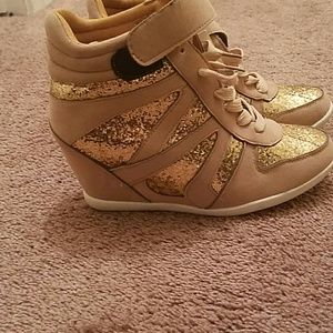 Wedge tennis shoe