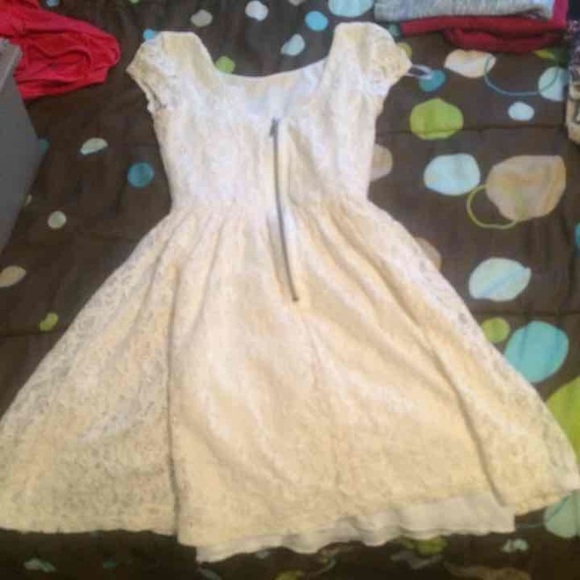 B Darlin lace dress - Picture 3 of 3