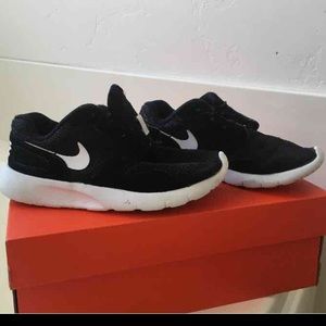 NIKE kids size 13.5 (needs shoelaces only)