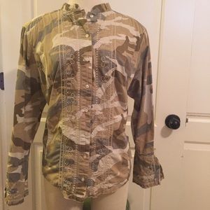 PLUS SIZE CAMO BUTTON DOWN
