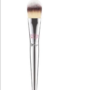 It! Flawless foundation brush!!